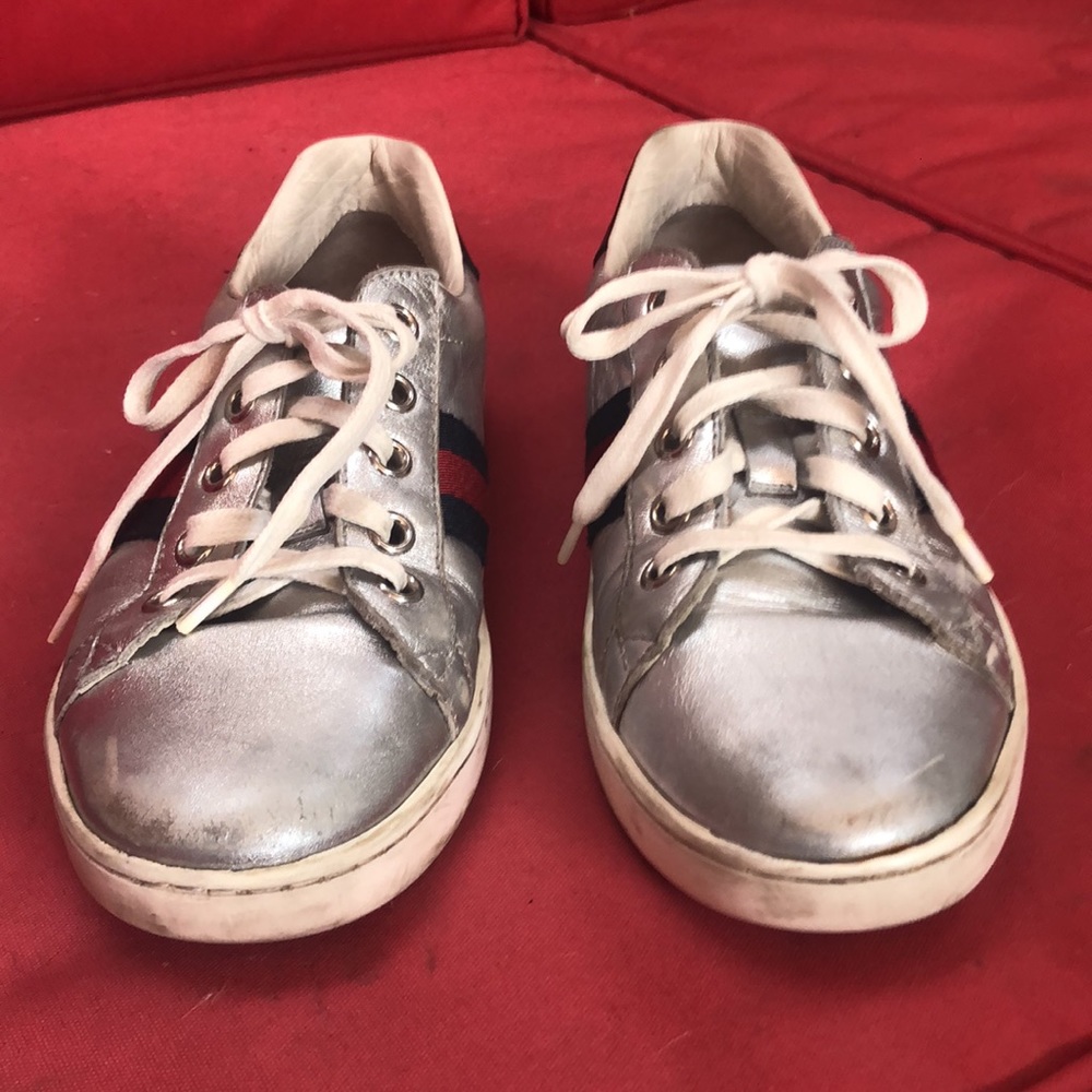 Girls silver Gucci sneakers size 33. Worn but fashionable.